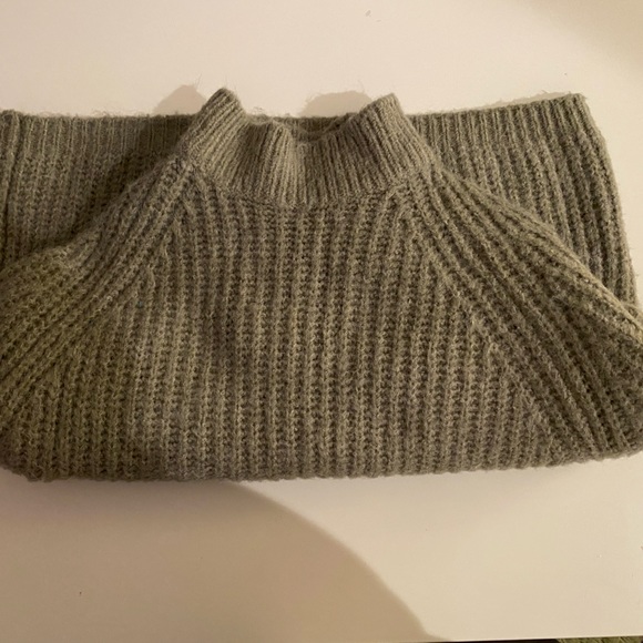 Little Mountain green short turtle neck sweater - Picture 2 of 3